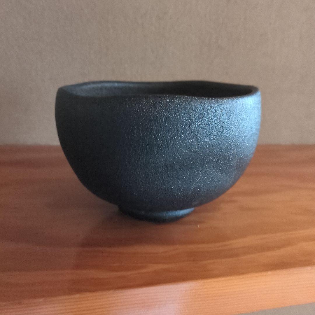 黒い茶碗 伝統的なデザイン　初代寒川栖豊　那智黒茶碗　黒楽茶碗