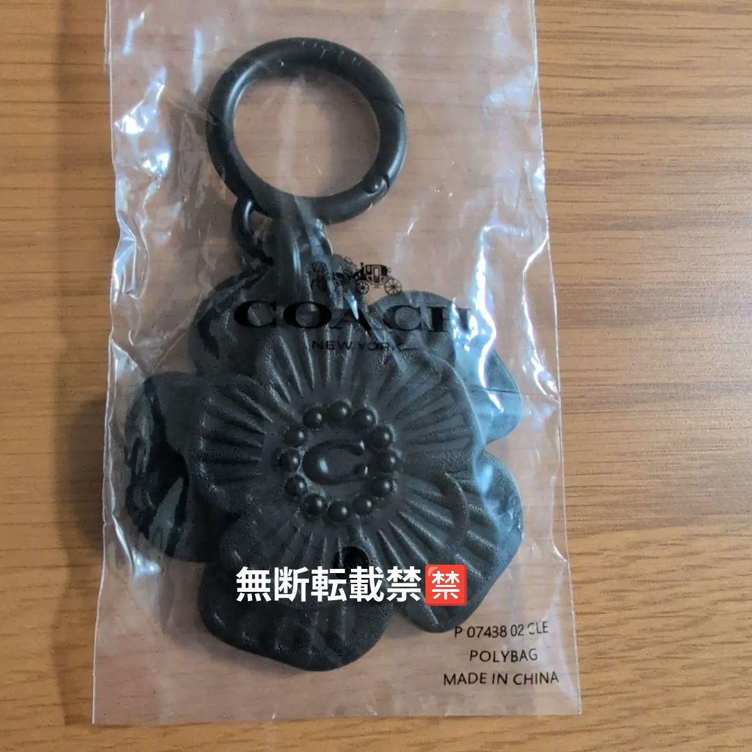 COACH ブラック 花型キーホルダー