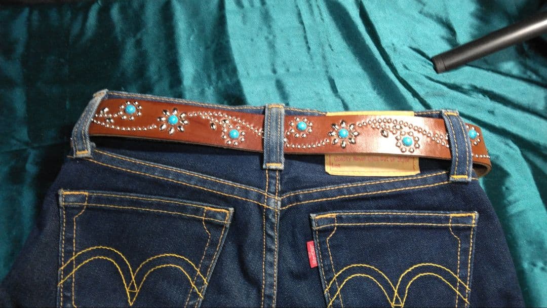 昭南ベンズレザーツタ＆フラワースタッズベルトチョコ　穴開け加工済み　即納可