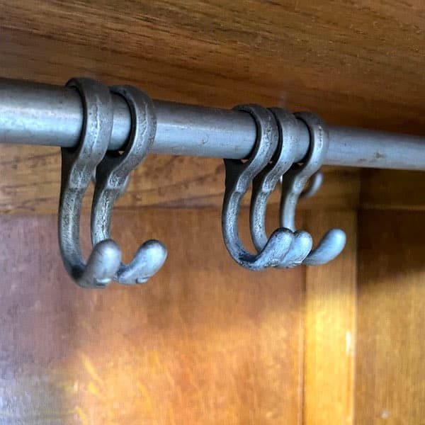 イギリスアンティーク　ワードローブ　洋タンス　クローゼット　ローレリーフ