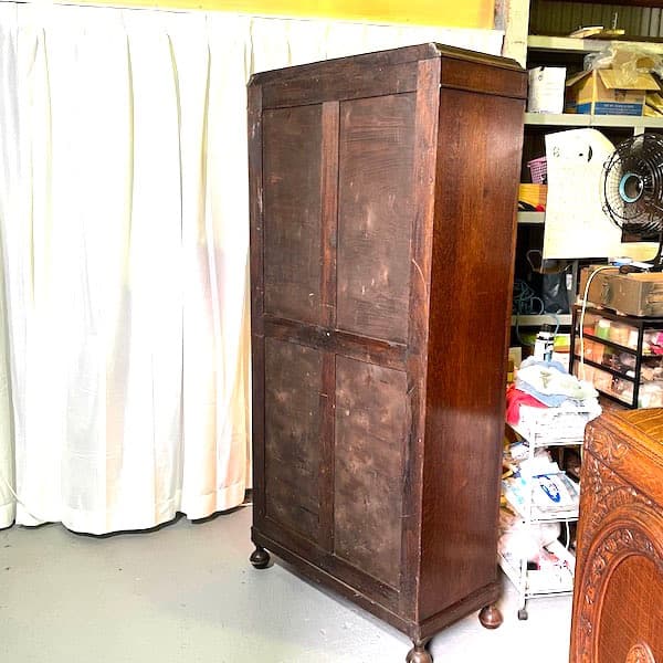 イギリスアンティーク　ワードローブ　洋タンス　クローゼット　ローレリーフ