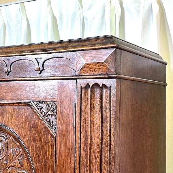 イギリスアンティーク　ワードローブ　洋タンス　クローゼット　ローレリーフ