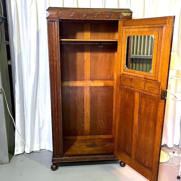 イギリスアンティーク　ワードローブ　洋タンス　クローゼット　ローレリーフ