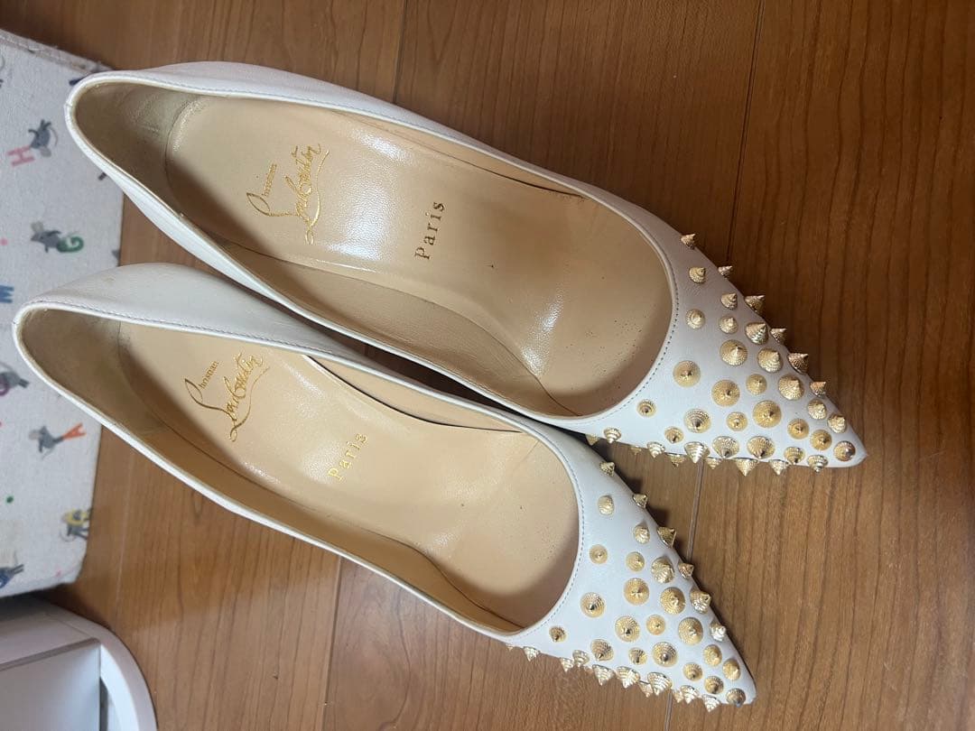 Christian Louboutin ホワイトスタッズハイヒール値下げした