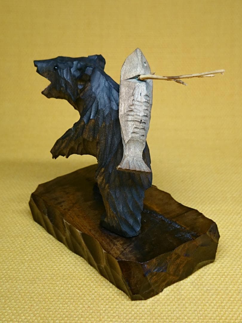 クマ　熊　鮭背負い　木彫　オブジェ　置物　インテリア　工芸品　美術品　A3305