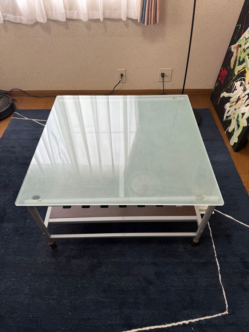 ガラス天板のコーヒーテーブル
