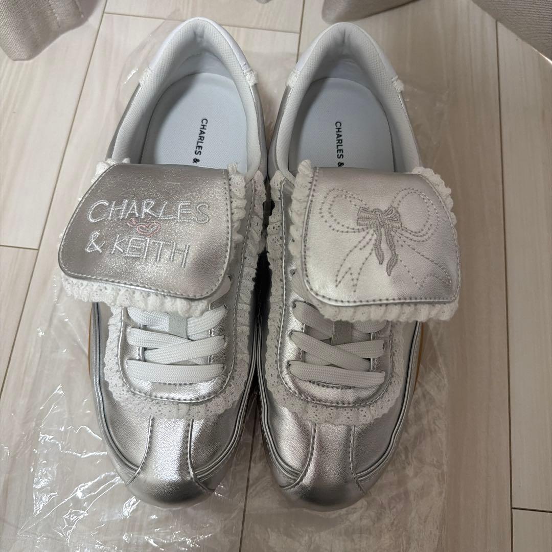 CHARLES & KEITH Louise ルーイ レーストリムスニーカー