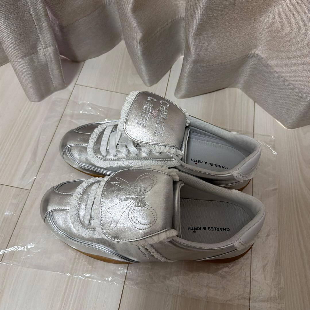 CHARLES & KEITH Louise ルーイ レーストリムスニーカー