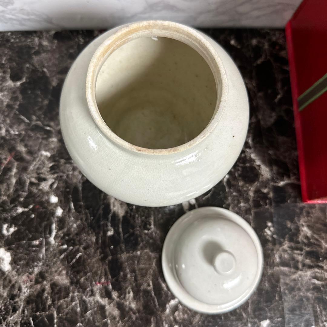 古伊万里、白磁、壺、　共葢、箱付き。