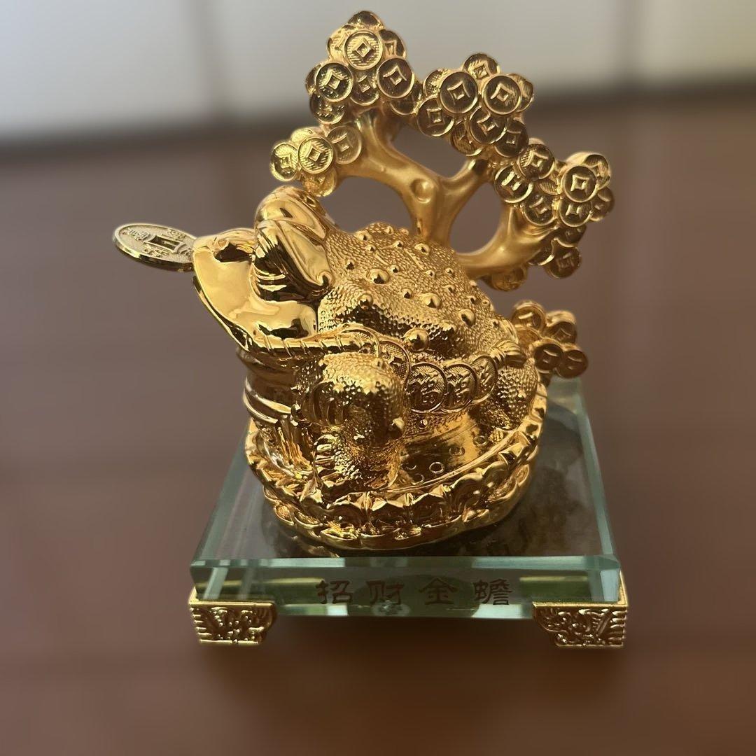 金色のカエルの置物 幸運の象徴