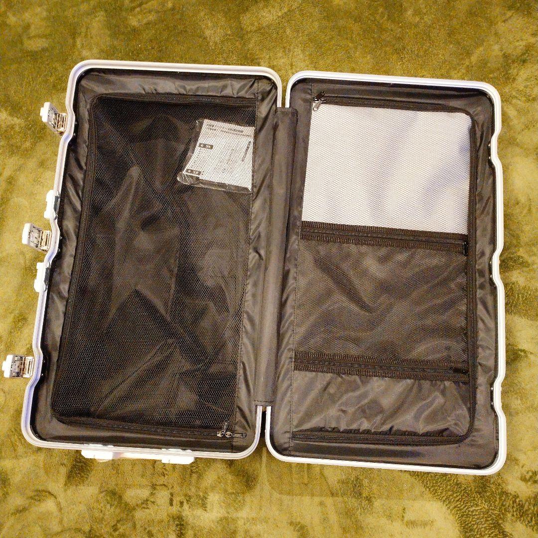 【タンスのゲン】大容量キャリーケース。スーツケース カップホルダー付 アルミ