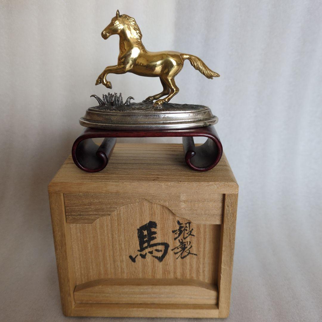金色の馬の置物 木製台座付き