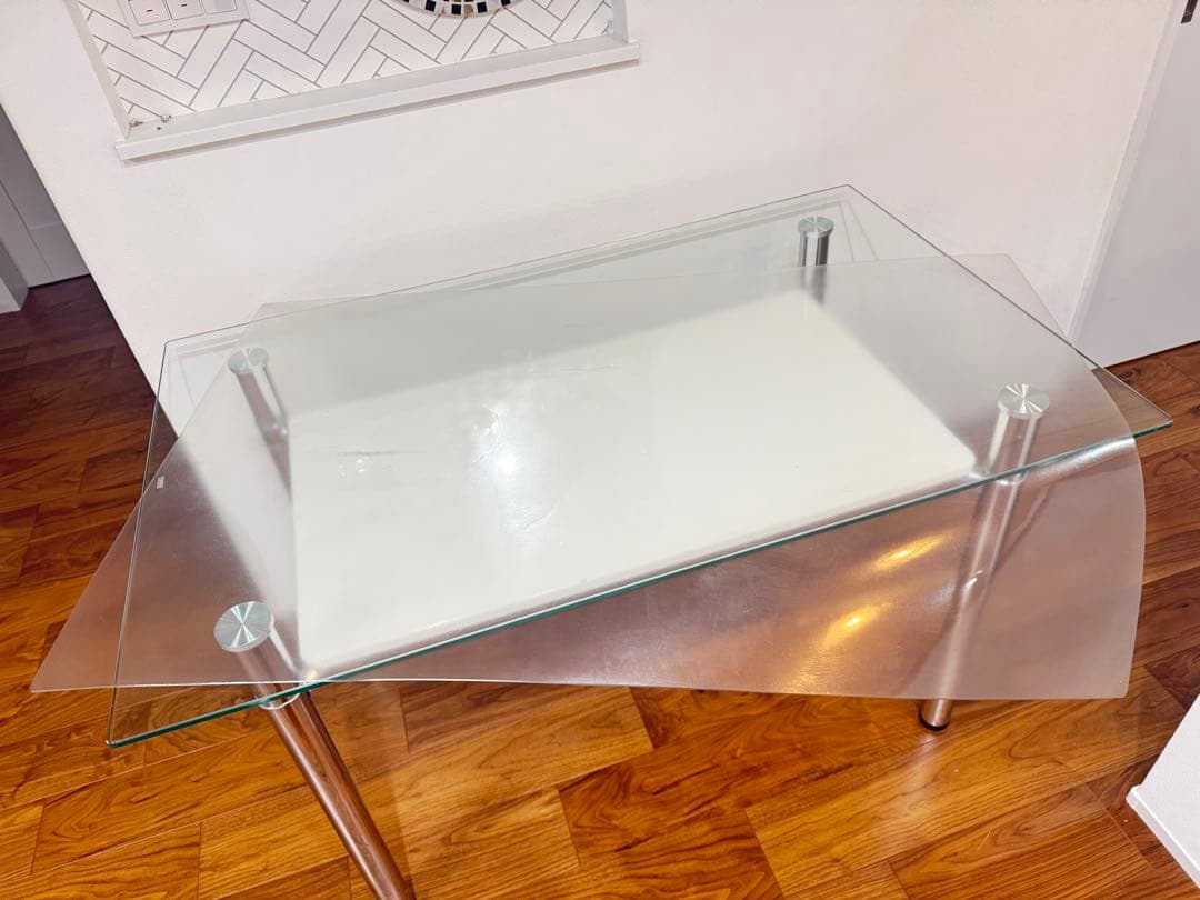 ガラスと金属のダイニングテーブル