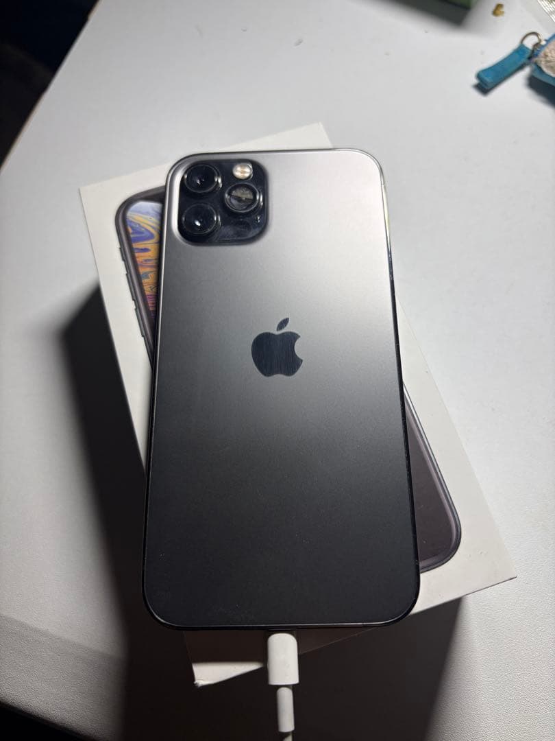 iPhone 12Pro グラファイト本体 カメラレンズ割れあり側面小傷あり。