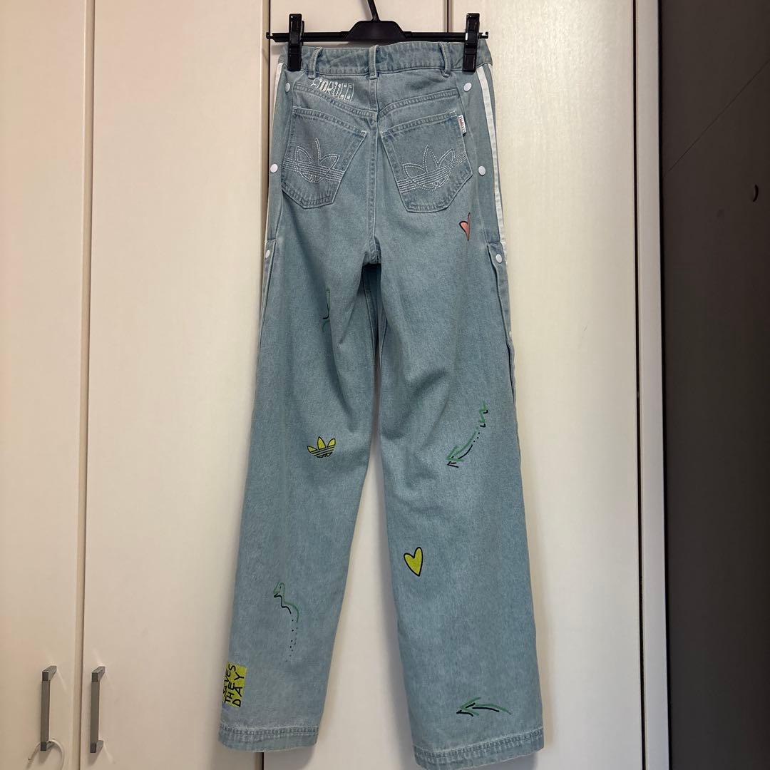 【美品】✨️adidas ライトブルー ワイドレッグデニム グラフィックプリント