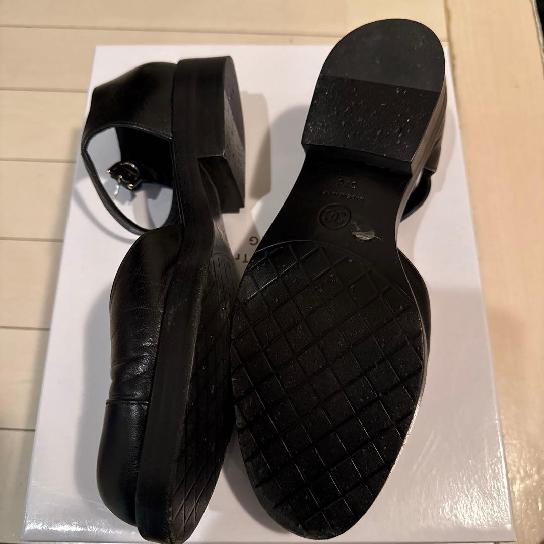 ブラックストラップパンプス ゴールドバックル