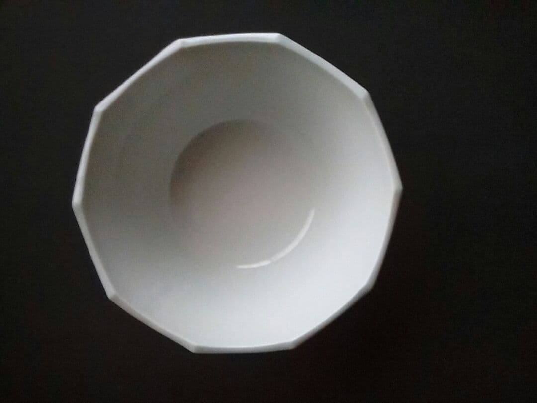 陶芸家中西美和作　白磁八角台鉢(はっかくだいばち)