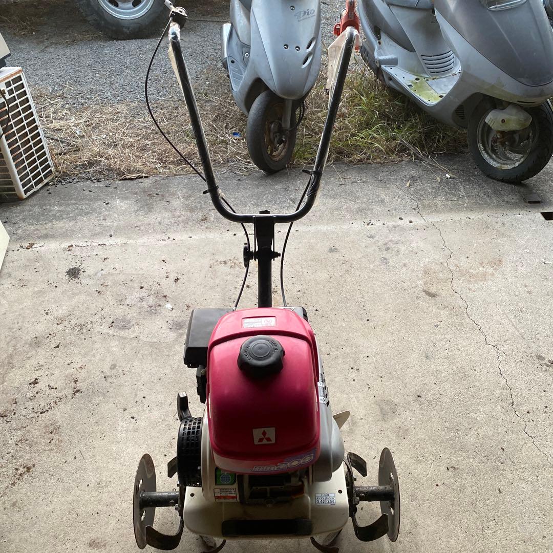 三菱 GB100P 耕運機 赤/白。機械は正常に作動している