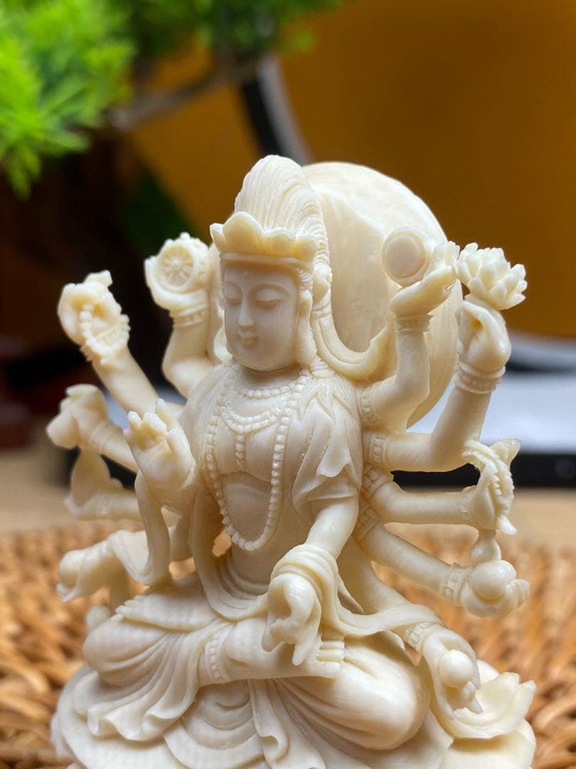 天然マンモス牙美しい手作り彫刻　千手観音　小さいな置物