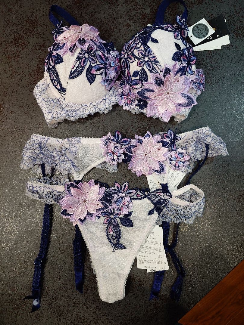 サルート✨️レア✨️Ｅ６５ブラ、ソング、ガーター3点✨️6