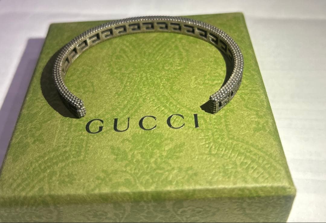 GUCCI (グッチ) スクエアGロゴ バングル ブレスレット シルバー
