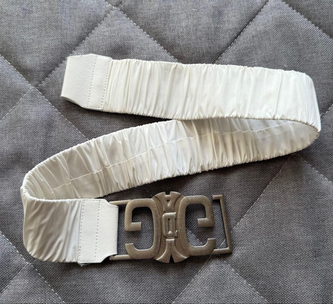 「　るる　」　GYDA 白　ダウンジャケット