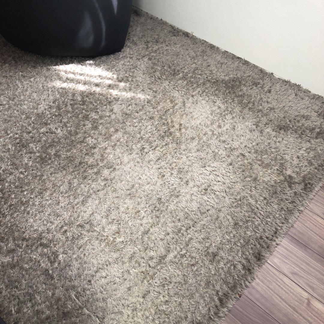 シルバーのシャギーラグ