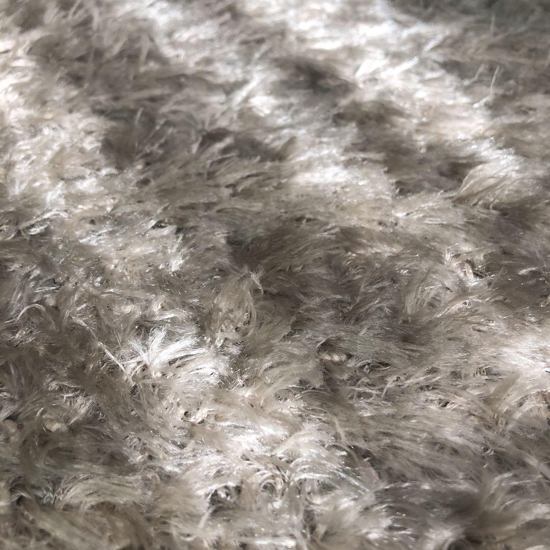 シルバーのシャギーラグ