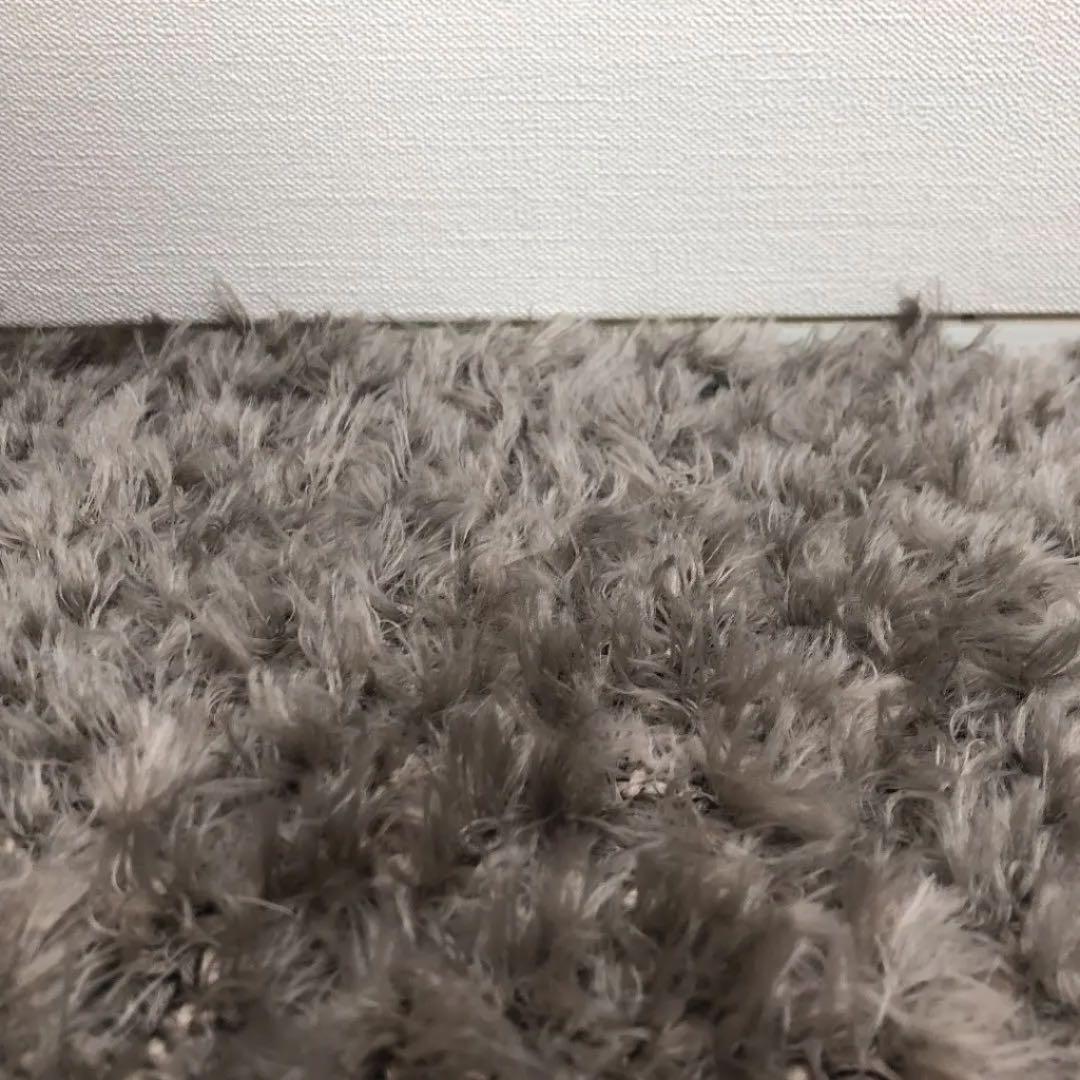 シルバーのシャギーラグ