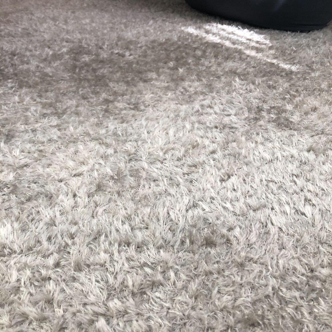 シルバーのシャギーラグ