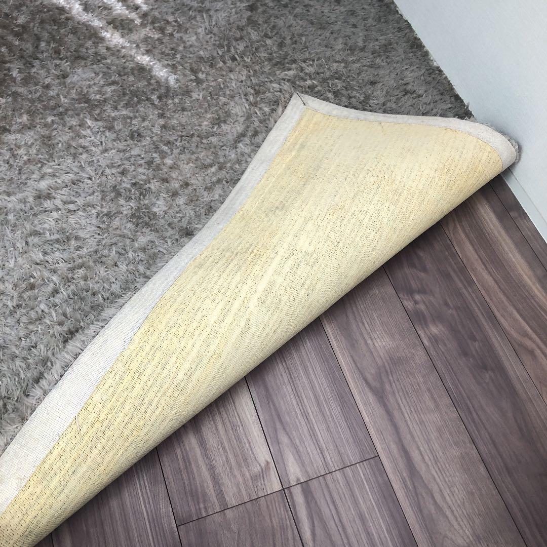 シルバーのシャギーラグ