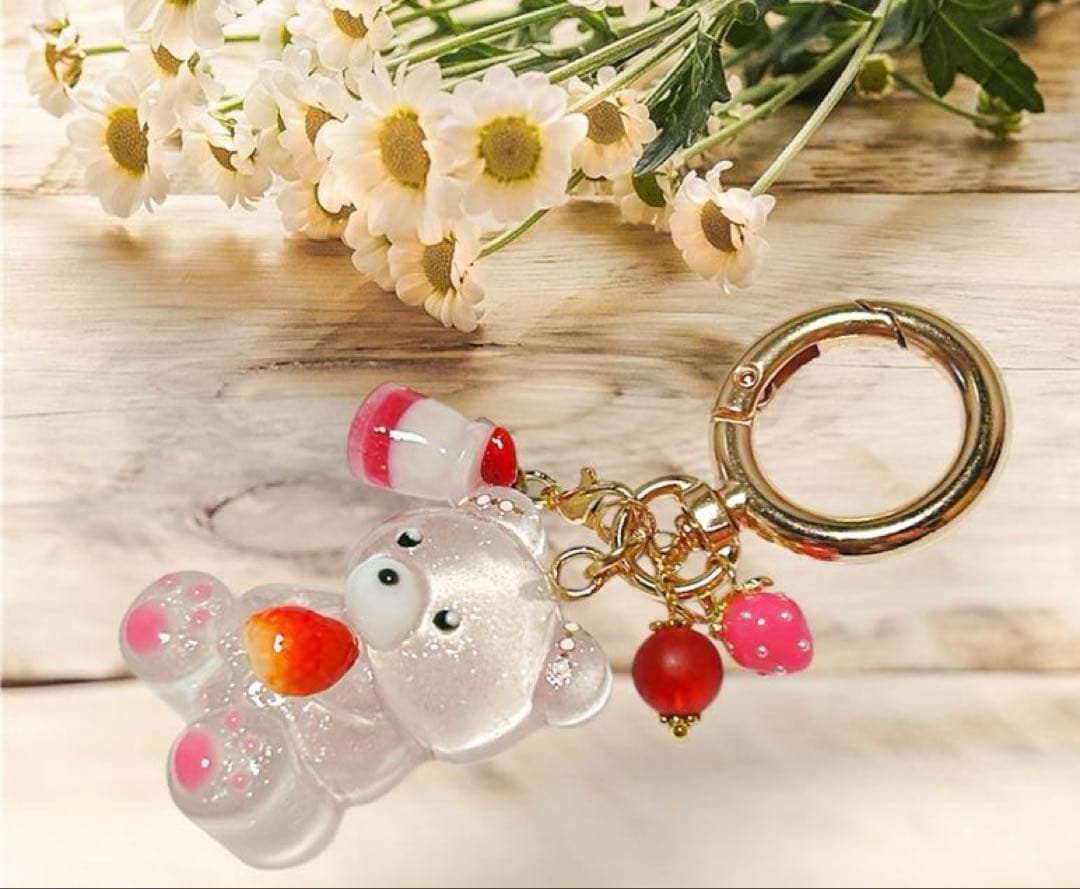 苺くまちゃんキーホルダー　ピンク　苺　レジンキーホルダー　ミニチュアドリンク