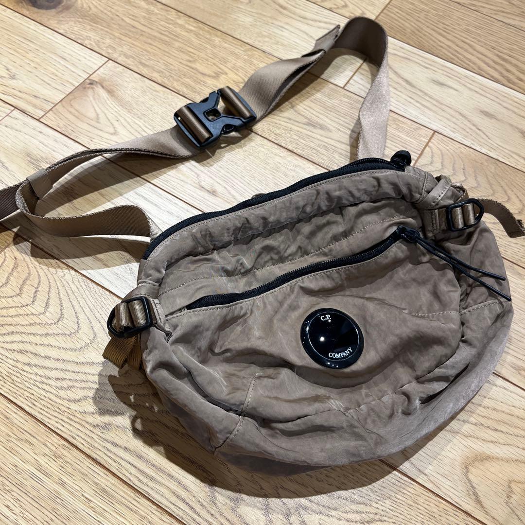 C.P. COMPANYシーピーカンパニーボディバッグ NYLON B カーキ