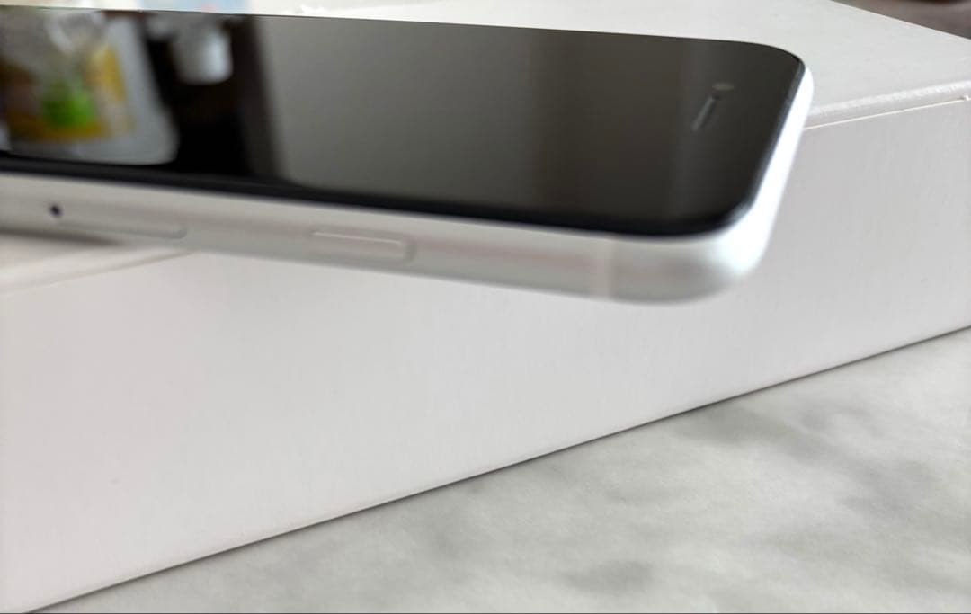 【美品】付属品未使用 iPhoneSE2 第2世代　ホワイト SIMフリー