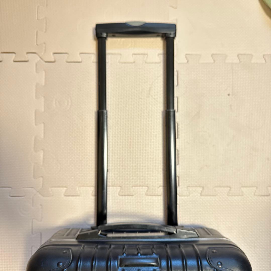 RIMOWA ブラック ハードキャリーケース