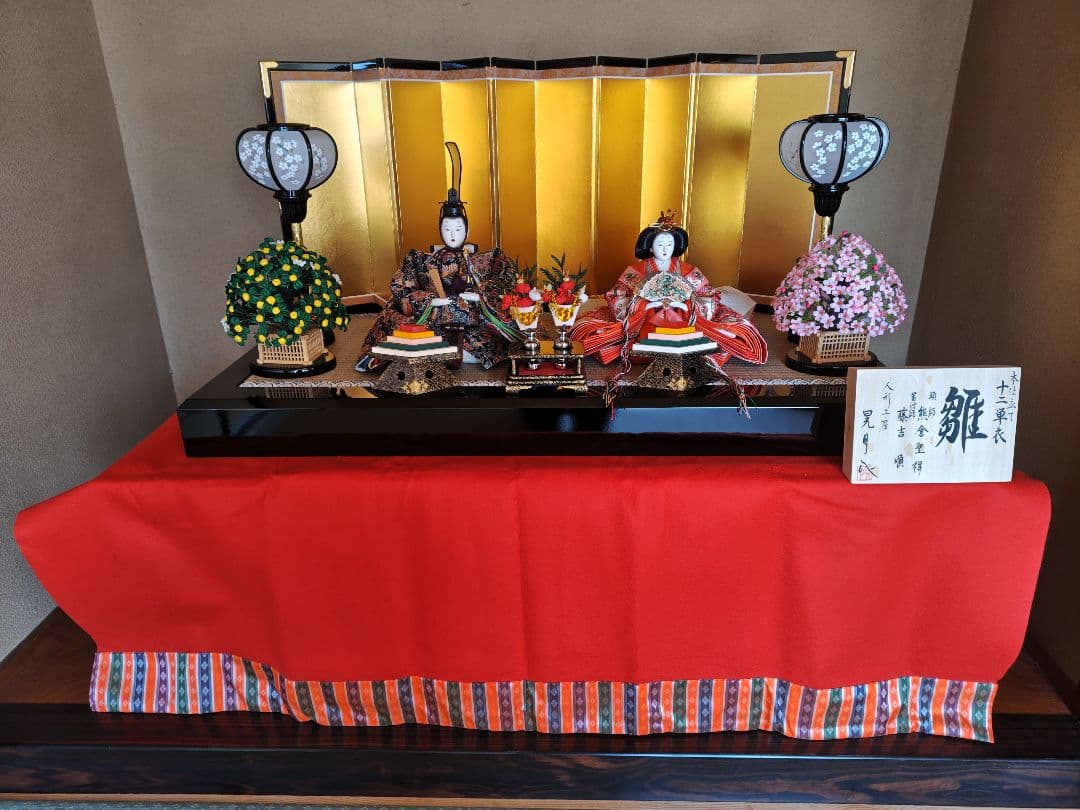 伝統的なひな人形セット