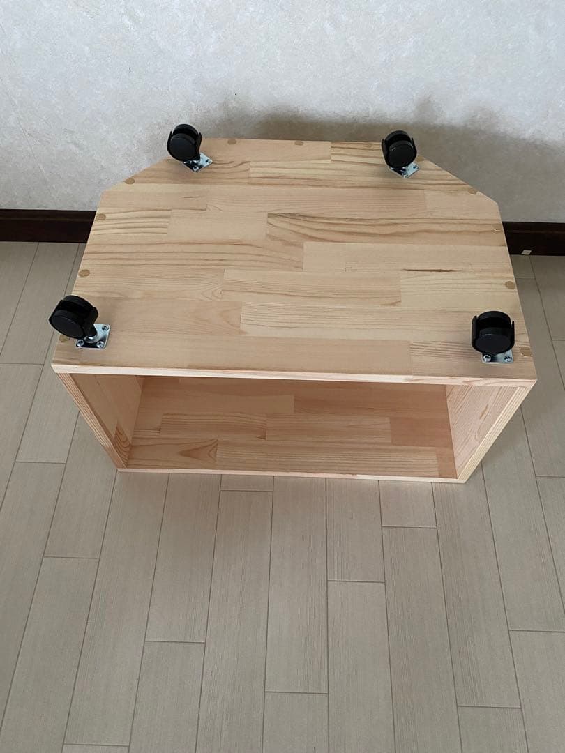 パイン集成材で制作した、テレビ台です。
