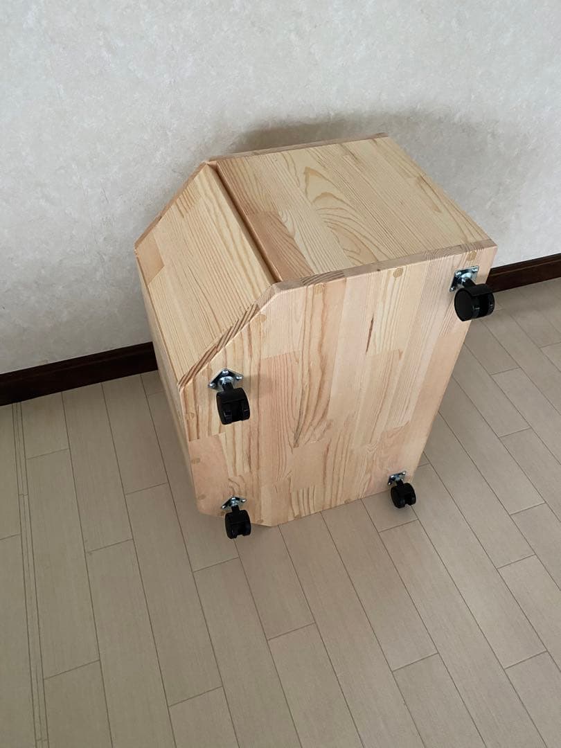 パイン集成材で制作した、テレビ台です。