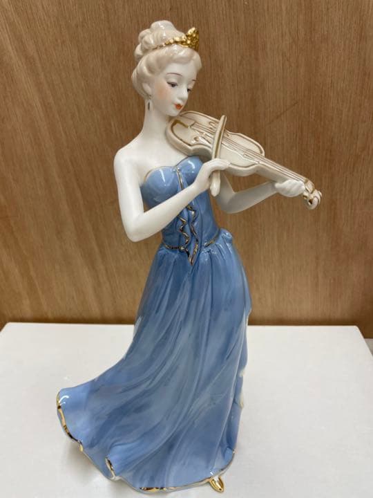 リヤドロ風　陶器　置物　バイオリンを弾く貴婦人
