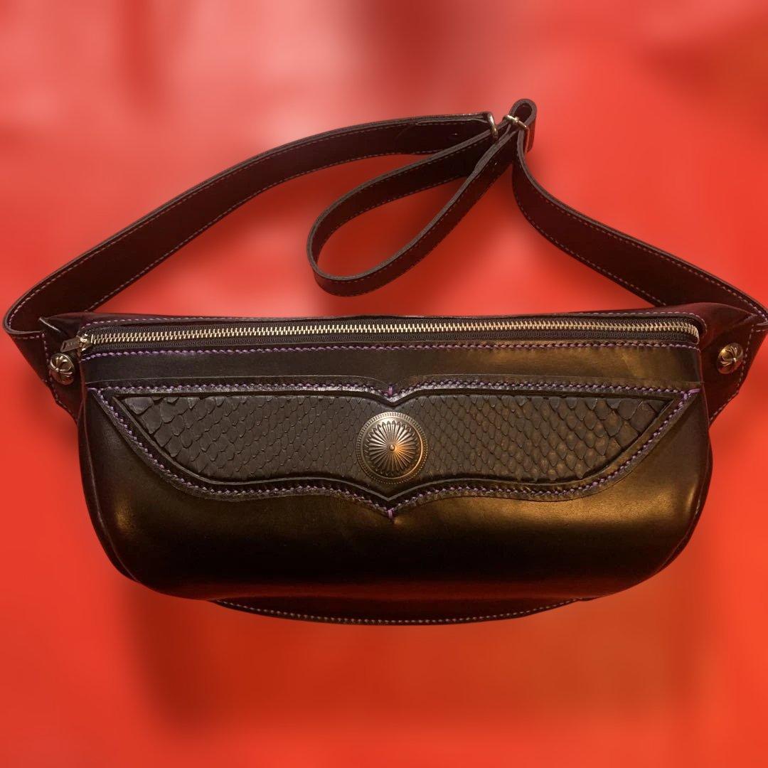 ハンドメイドレザークラフト牛革黒色✖️ブラックパイソンボディ肩掛けバッグコンチョ付