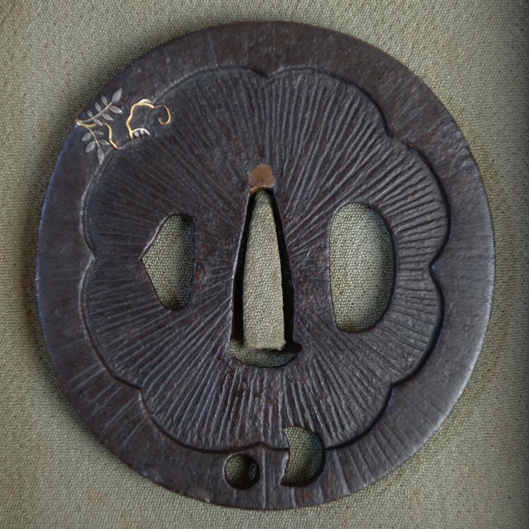 鍔 鐔 鉄地 刀装具 武具 骨董【阿弥陀鑢 金銀象嵌 藤図鍔】(鍔箱付き)