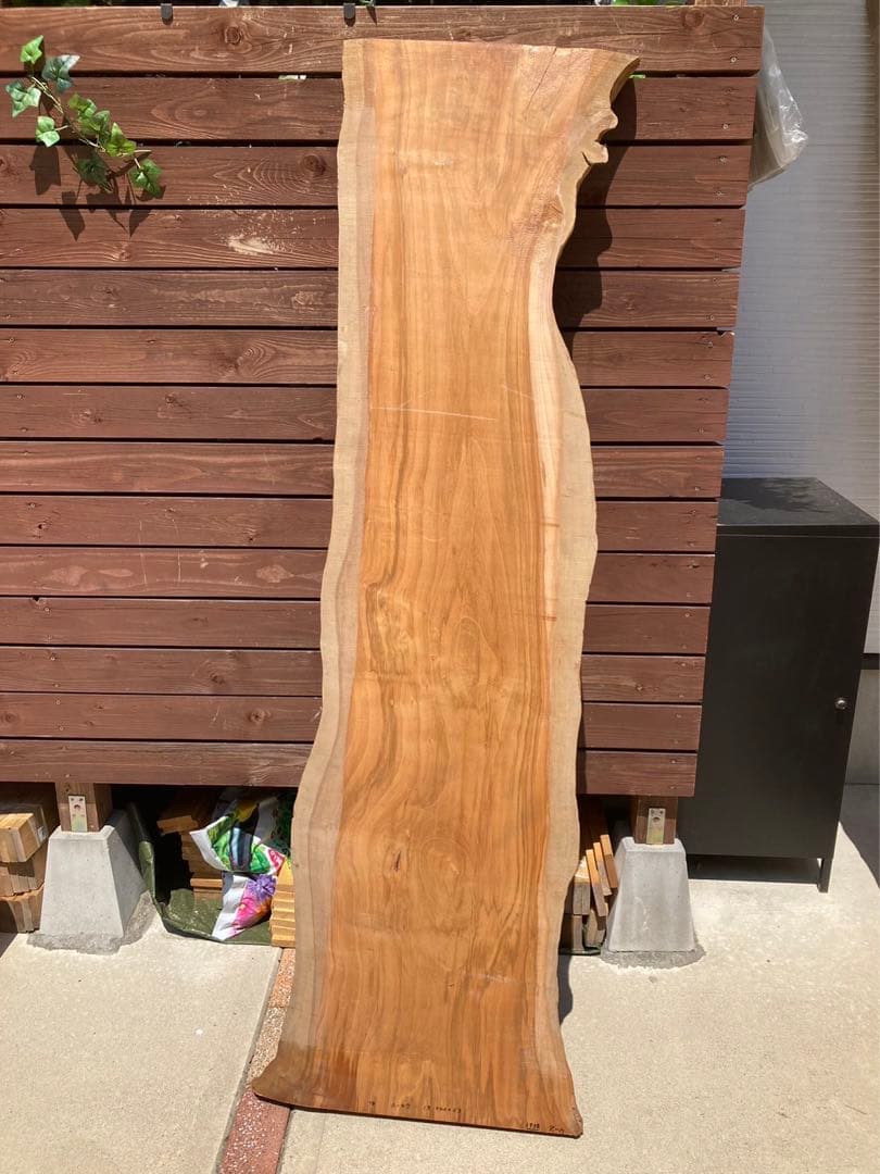 山桜一枚板　ダイニングテーブルやカウンターなどに