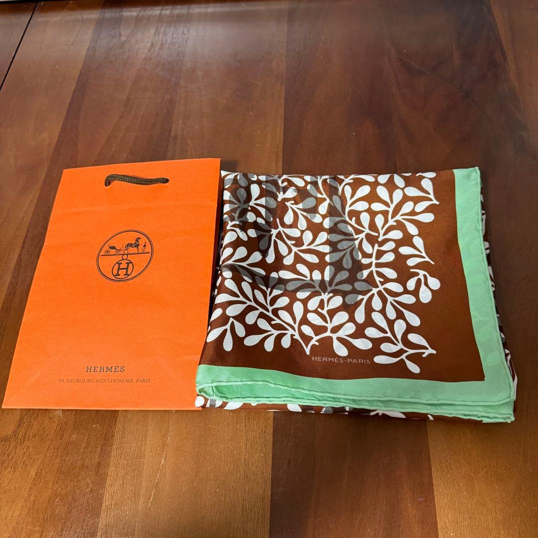 HERMES エルメス　カレ65 ブラウン　グリーン縁取り　シルク