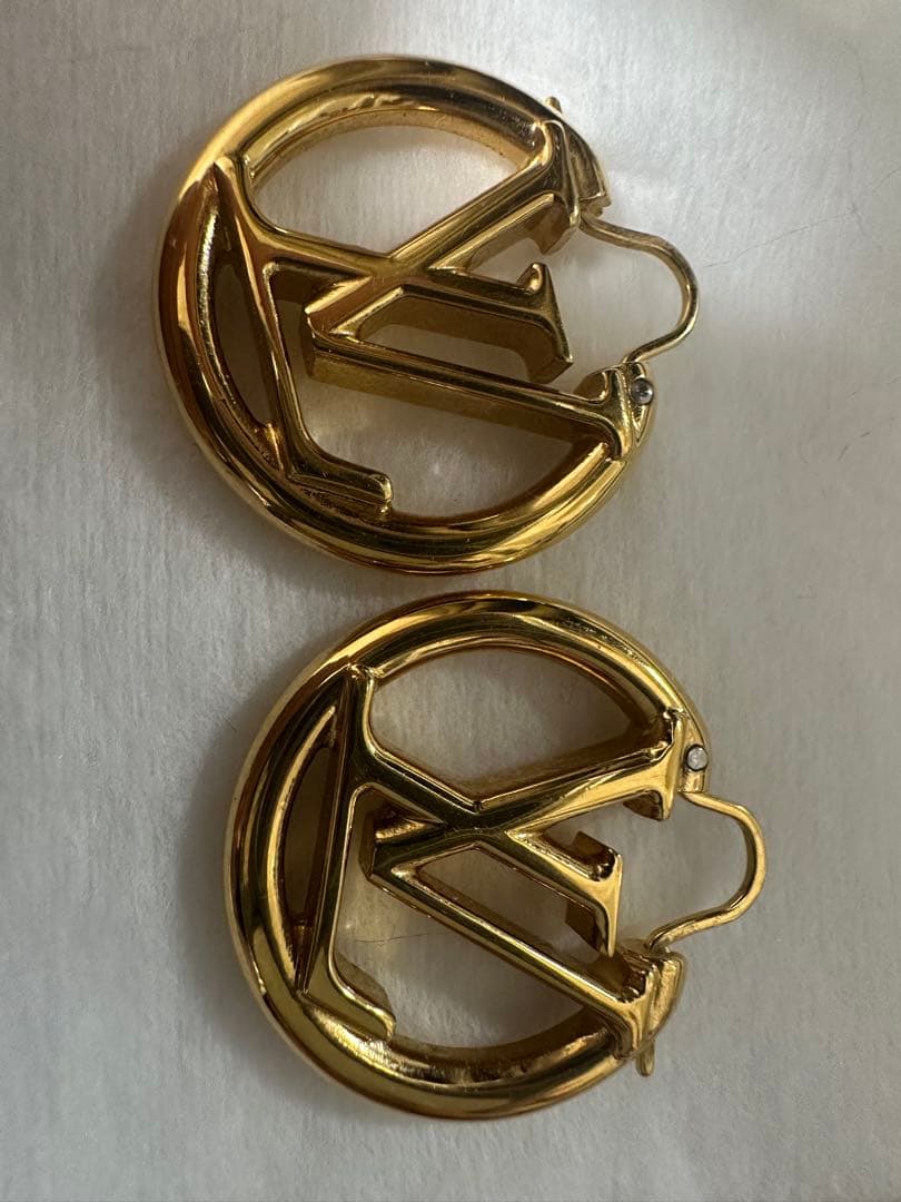 ゴールドロゴデザイン ピアス(両耳用)