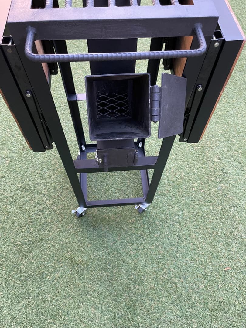 移動式折りたたみテーブル付きロケットストーブ