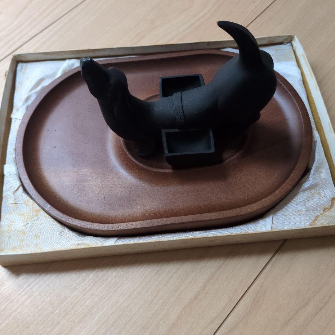 ダックス　犬の形の黒い陶器の置物