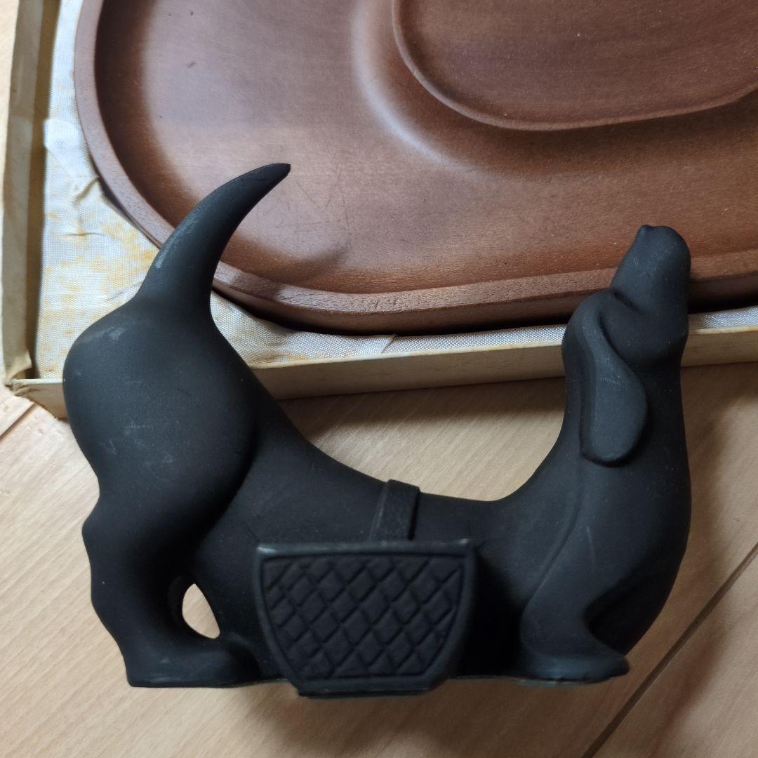 ダックス　犬の形の黒い陶器の置物