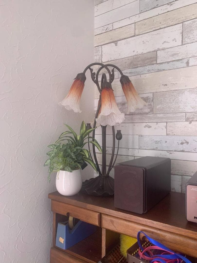 ステンドグラスの美しさが際立つオシャレなランプ