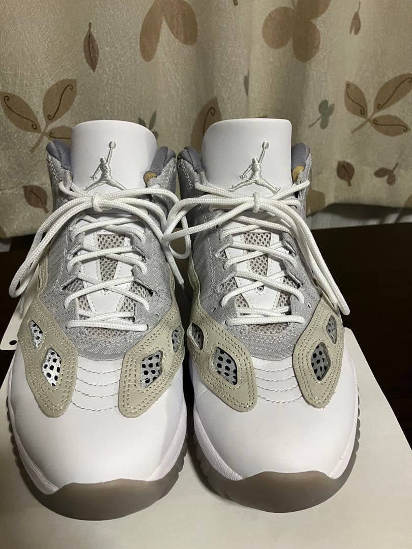 Air Jordan 11 ローカット　ホワイト/グレー