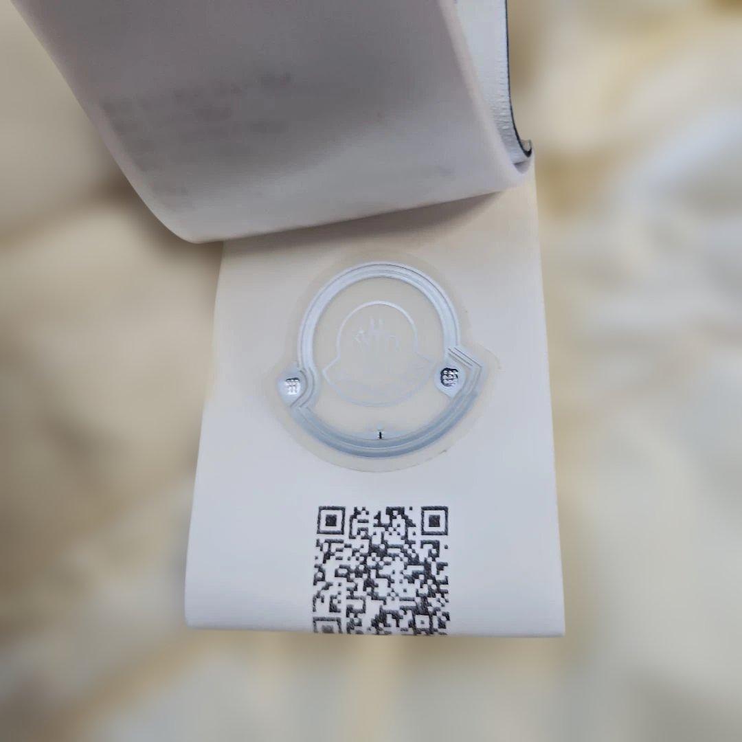 めぐママ　モンクレールGIROUXフード付きホワイトダウンジャケット